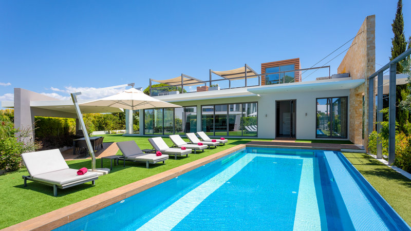Luxury 4 Bedroom Villa — Pool, Cinema Room & Sea Views