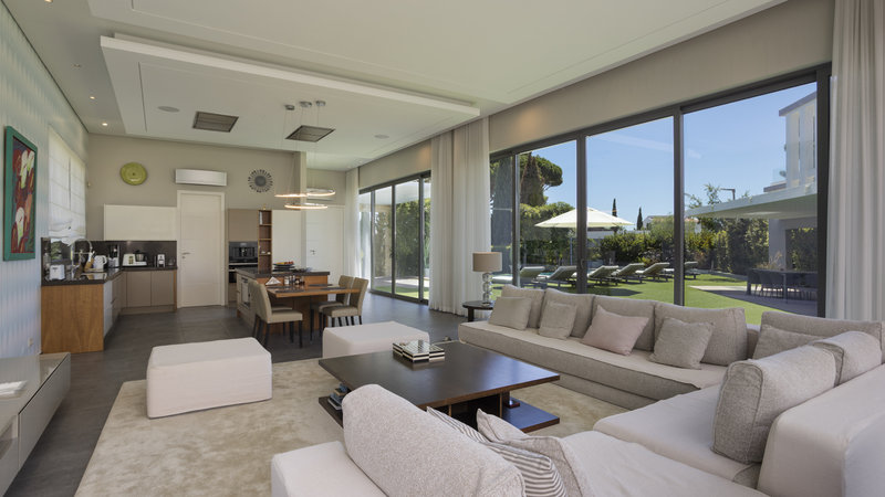 Luxury 4 Bedroom Villa — Pool, Cinema Room & Sea Views