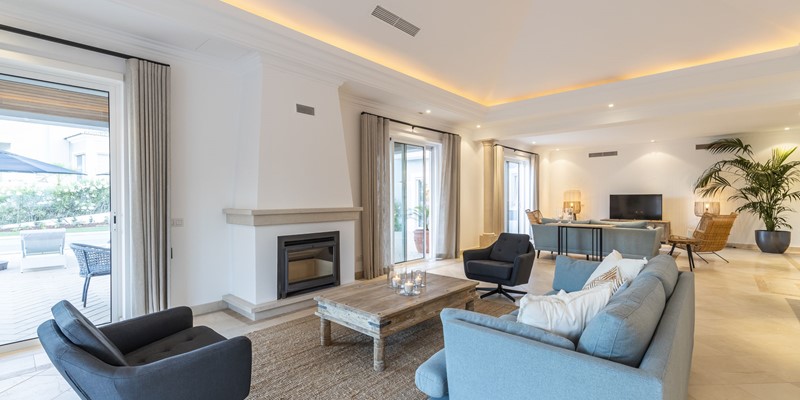 Large Living Room With Plenty Of Seating