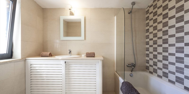 En Suite Bathroom For Master Bedroom