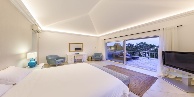 Elegant King Size Bedroom Holiday Rental Villa Algarve