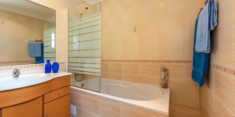 Family Bathroom With Overhead Shower In 2 Bedroom Apartment To Rent Albufeira