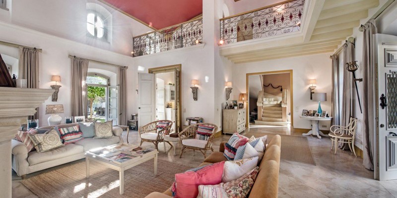 Stunning Living Room In Luxury Villa In Portugal For Rent