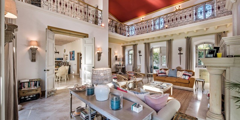 Stunning Living Room In Vacation Manor House For Private Rental