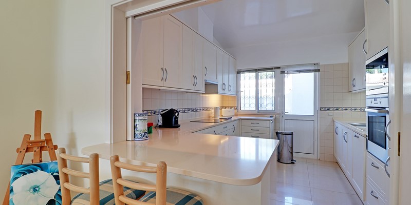 Fully Euipped Kitchen With Breakfast Bar In Vale Do Lobo