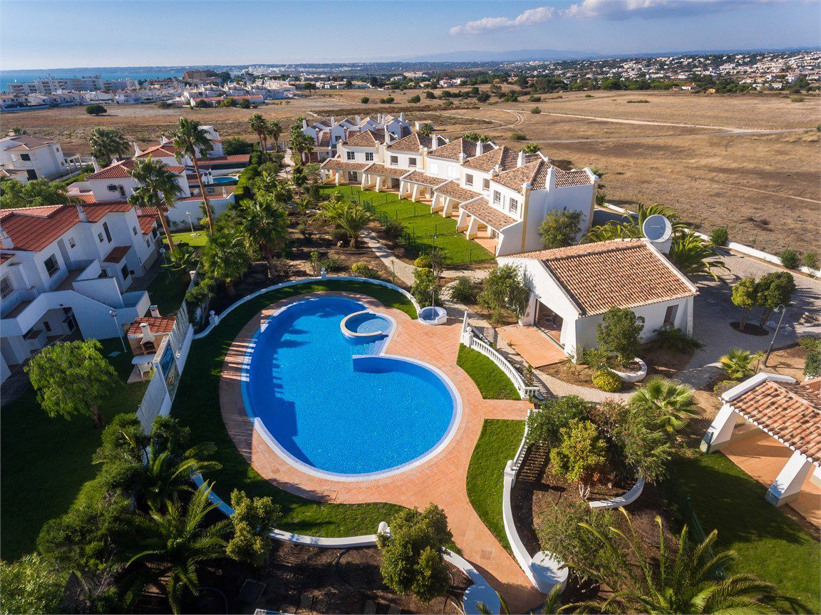 Two bedroom townhouse Near the Beach in Gale Albufeira Rent Villas