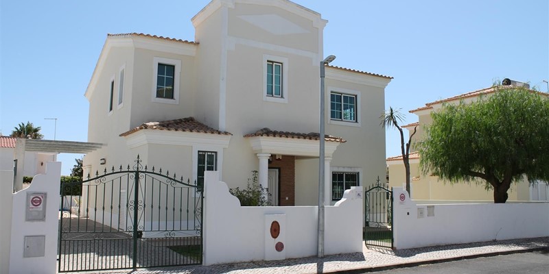 4 Bedroom Villa With Pool To Rent Albufeira