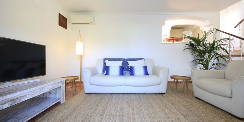 Rental Vale Do Lobo Home With Modern Living Room And Flat Screen TV