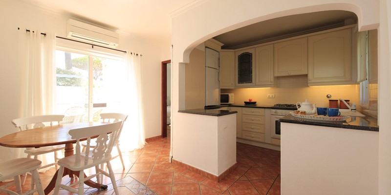 Vale Do Lobo Home Rental With Kitchen And Dining Area