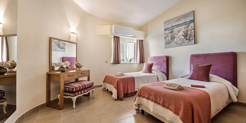 Spacious Comfortable Twin Bedroom In Vale Do Lobo Holiday Villa Rental