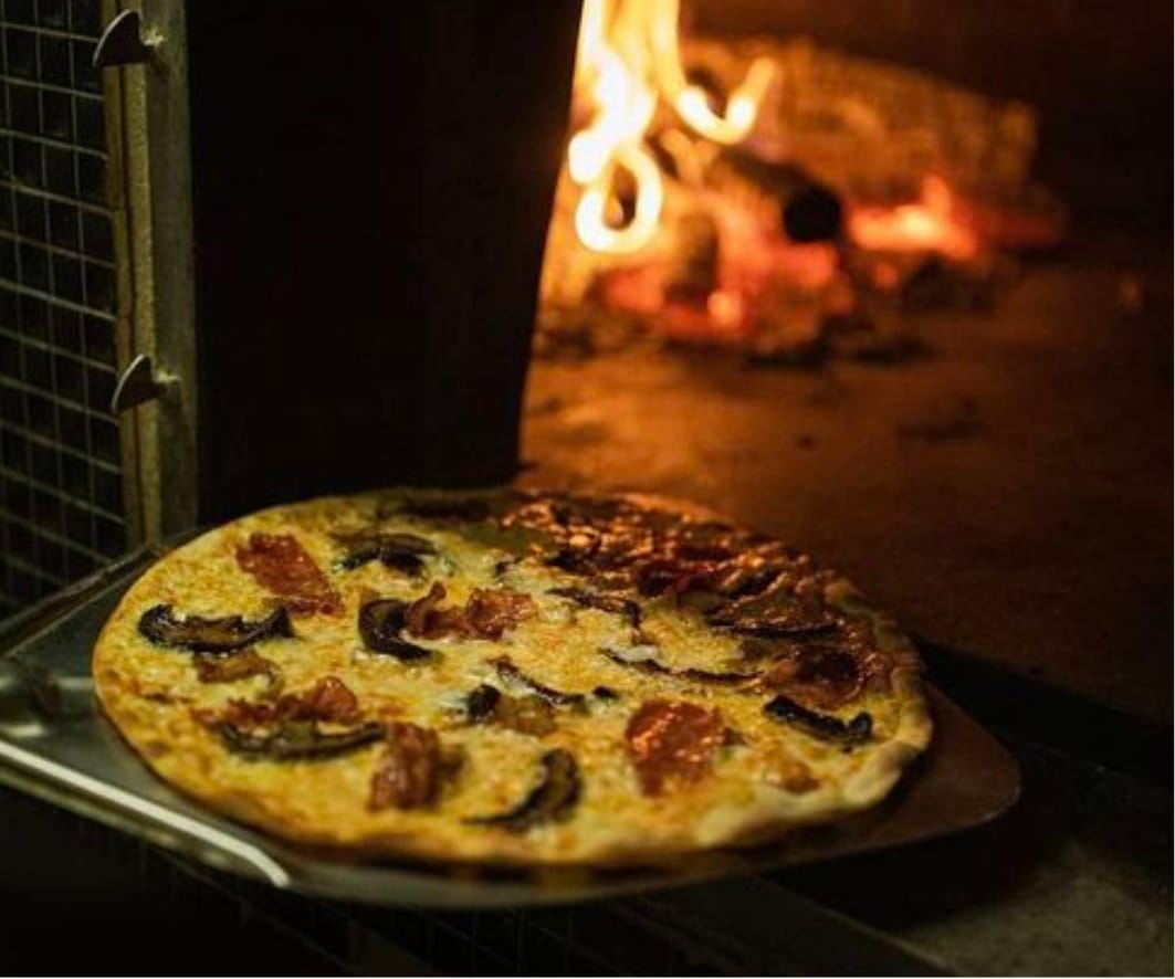 Wood Fired Pizza Loule Pizzaria Luzzo