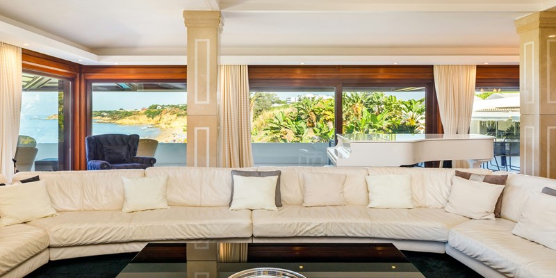 Main Spacious Living Room Holiday Villa Rental