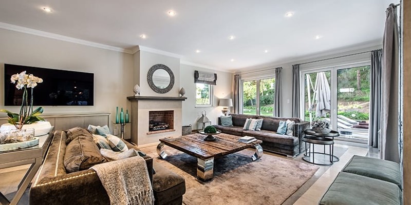 Comfortable Living Room In Rental Villa Near Shops