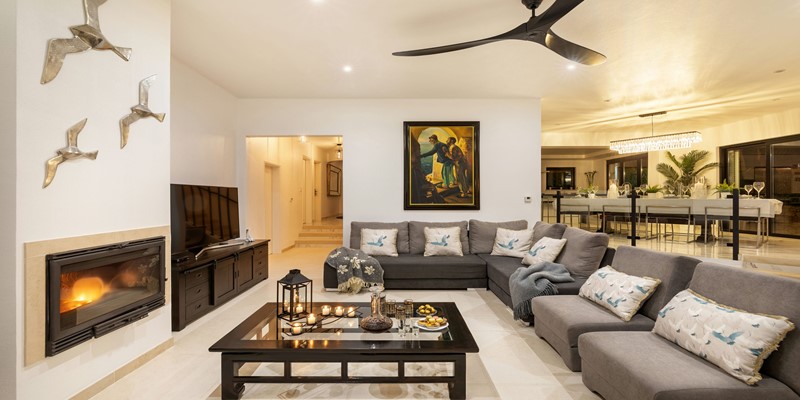Luxury Living Room Vacation Rental Lagoa Smart Flat Screen TV Comfortable Sofas