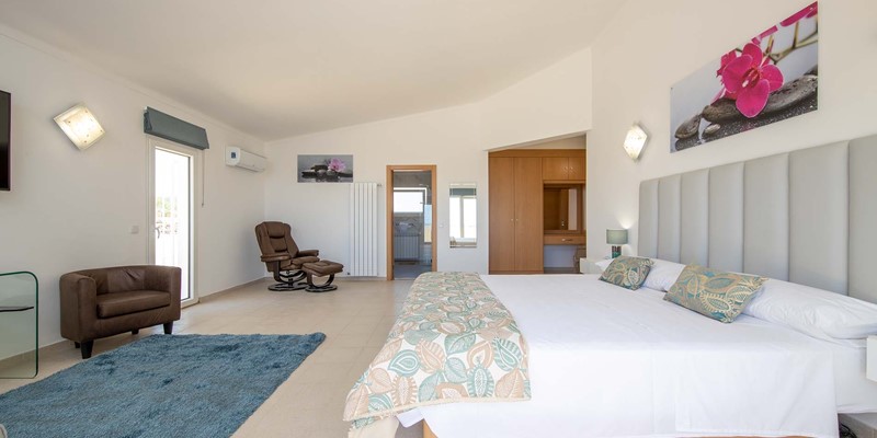 Master Bedroom With Super King Bed In Estoi